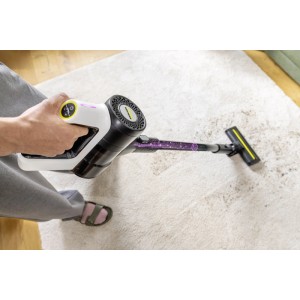 Aspirateur balai sans fil Kärcher VCS 3 Nano Complete blanc en utilisation sur tapis.