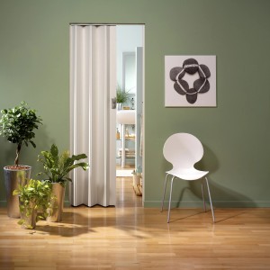 Porte pliante Spacy décor blanc cérusé, 84x205 cm, dans un salon. Porte gain de place pour OBI.