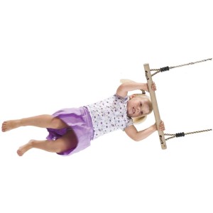 Enfant se balançant sur un trapèze en bois Pletscher (33,5 cm) avec des cordes, idéal pour balançoires et aires de jeux.