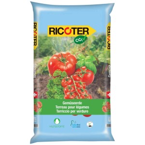 Sacco di terriccio per ortaggi Ricoter CO2-clean, 12 x 40 l, con pomodori, erbe aromatiche e bandiera svizzera.