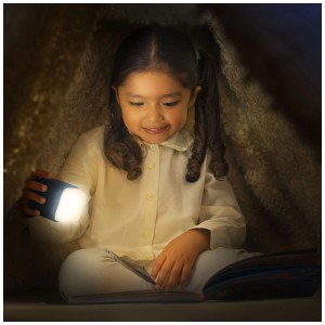 Mädchen liest mit Reer Nachtlicht SleepLight im Zelt. Blau-graues Nachtlicht mit warmweissem Licht.