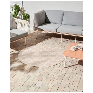Runder Outdoor-Teppich in Beige mit marokkanischem Spalier-Muster, auf einer Terrasse mit Outdoor-Möbeln.