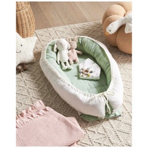 Beliani Babynest Ereb, vert clair et blanc, rembourré, avec jouets. Accessoire douillet pour chambre de bébé.