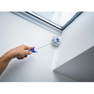 Rullo angolare LUX 5 cm in uso per dipingere un angolo. Rullo per pittura con manico blu.