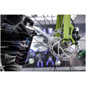 Application : Nettoyant freins à disque Muc-Off sur disque de frein de vélo. Nettoie et améliore le freinage.