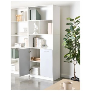 Bibliothèque moderne Beliani Zehna gris-blanc. Étagères ouvertes, placard avec portes et poignées métalliques pour livres.