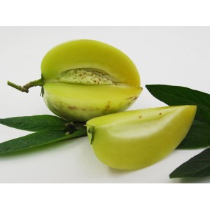 Poire-melon Pepino Gold coupée, légume-fruit à chair claire et feuilles.