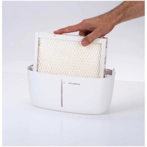 Humidificateur d'air Alaze blanc : une main place le filtre dans l'appareil.