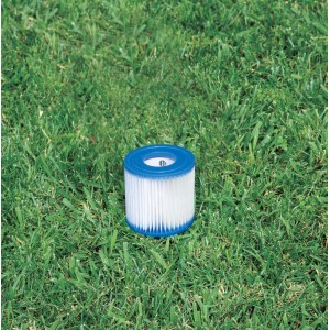 Cartouche de filtration Intex type H pour systèmes de filtration de piscine, extrémités bleues, sur l'herbe.