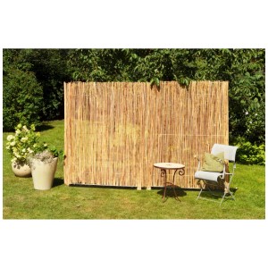 Stuoia di bambù a tubo pieno 150x300cm come schermo per la privacy in giardino con tavolo e sedia.