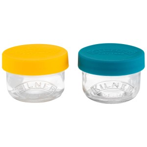 Set barattoli snack Kilner, 2 contenitori in vetro con coperchi in silicone giallo e blu, per la conservazione degli alimenti.