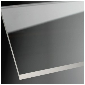 Gros plan : Panneau en verre clair de la porte coulissante d'angle Breuer Fara-Kretana.