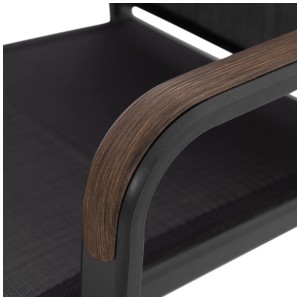 Gros plan : chaise empilable Doppler Expert Plus Wood anthracite et noire avec accoudoir aspect bois.