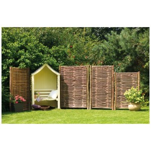 Paravento Wellington in nocciola naturale, 180x120 cm, in giardino con panca.