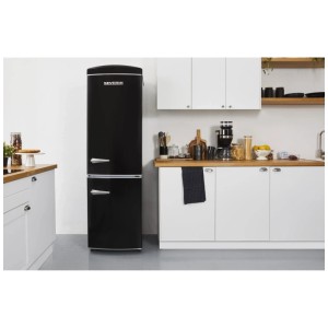 Schwarze Severin Kühl-Gefrierkombination im Retro-Design (315 l) in einer Küche.