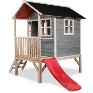 Cabane en bois grise EXIT Loft 300 avec toboggan rouge et échelle. Idéal pour que les enfants jouent dans le jardin.