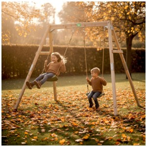 Balancoire en bois Exit Toys Silvi Duo avec deux enfants dans le jardin.