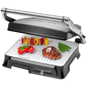 Grill elettrico Clatronic KG3571 con cibo. Grill con corpo in acciaio inox e rivestimento in ceramica.