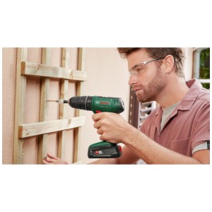 Avvitatore a percussione a batteria Bosch EasyImpact 18V-38 in uso, avvitando nel legno.