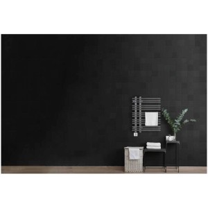 Radiateur sèche-serviettes Sonnenkönig Cora 1 dans une salle de bain moderne avec carrelage noir.