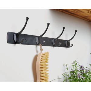 Schwarze Hettich Hakenleiste Typ 10 aus Zinkdruckguss mit 3 Doppelhaken an weißer Wand. Ideal für Garderobe.
