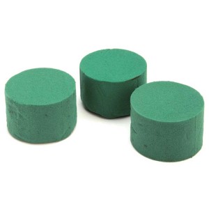 Trois cylindres de mousse florale verte, 8x5cm, pour créations florales.