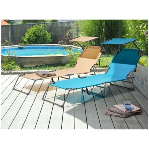 Deux chaises longues Beliani Foligno avec pare-soleil, turquoise et beige, sur terrasse près de la piscine. Pliable.