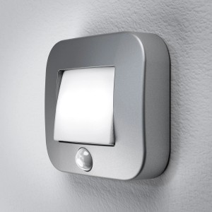 Luce notturna a LED Ledvance Nightlux Hall color argento con sensore di movimento e funzione giorno-notte.