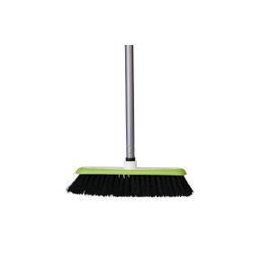 Balai d'intérieur OBI avec manche, tête vert et blanc avec poils noirs.