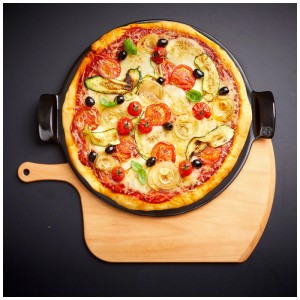 Schwarzer Emile Henry Pizzastein aus Keramik (Ø 37 cm) mit Pizza auf Holzbrett.