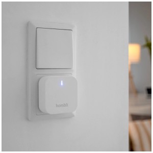 Hombli Smart Bluetooth Bridge in Weiß unter Lichtschalter für Hausautomation.