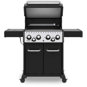 Barbecue a gas Broil King Crown 490 nero-argento con coperchio aperto e ripiani laterali.