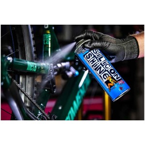 Anwendung von Muc-Off Silicone Shine Pflegespray (500 ml) auf ein Fahrrad zur Pflege und zum Schutz.