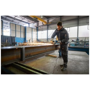 Smerigliatrice angolare Bosch Professional GWS 12-125 in uso per la smerigliatura del metallo.