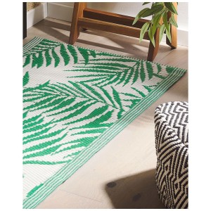 Beliani Outdoor-Teppich Kota, grün-weiss mit Palmenmuster. Robuster rechteckiger Teppich für Aussenbereiche.