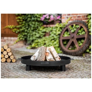 Brasero CookKing Tunis noir Ø 70 cm avec bûches dans le jardin.