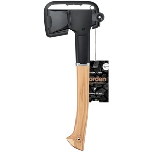 Ascia universale Fiskars Norden N12 con manico in legno di noce americano e testa dell'ascia con protezione lama.