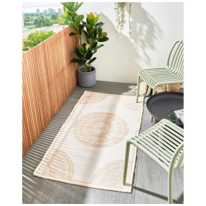 Beiger Outdoor-Teppich Hubli 80x150 cm mit orientalischem Muster auf Balkon. UV-beständig, pflegeleicht.