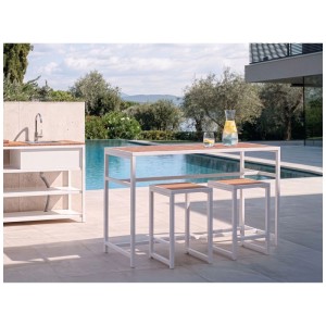 Set bar da giardino Beliani Avetrana bianco in acciaio con 2 sgabelli, piano effetto legno, a bordo piscina.