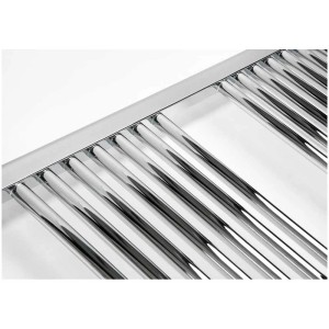 Gros plan : Radiateur sèche-serviettes Sonnenkönig Nika 1, barreaux chauffants chromés.