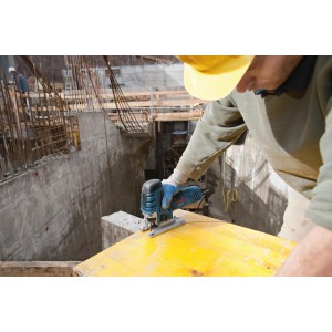 Seghetto alternativo Bosch Professional GST 150 CE in uso in un cantiere.