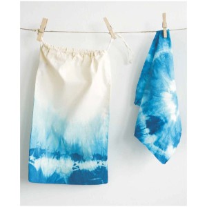 Batik-Beutel und Tuch in Pink-Blau, aufgehängt. Kreul Javana Textilfarbe für Batik-Techniken.