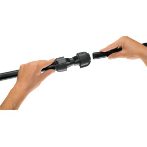 Raccord Gardena 25 mm pour systèmes d'arrosage en utilisation : Extension facile des tuyaux d'alimentation.