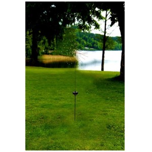 Lampe solaire décorative Firework noire de Star Trading avec LED blanc chaud dans un jardin.
