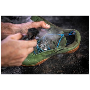 Muc-Off Footwear Cleaner : Nettoyage d'une chaussure de vélo avec un nettoyant.