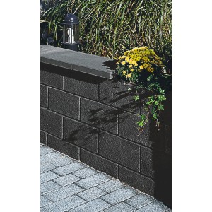 Plaque de recouvrement grise Kann pour muret de jardin (50x33x5 cm) sur muret avec plantes.