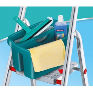 Leifheit Combi Box accessori per la pulizia con detergente, tergivetro e panno su una scala.