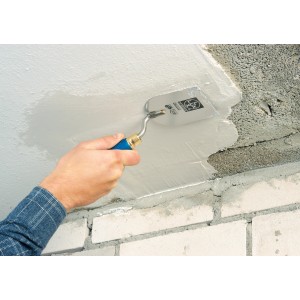 Applicazione: spatola da stucco LUX 50 mm per lisciare l'intonaco.