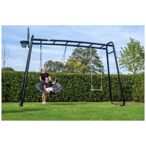 Balancelle nid d'oiseau Exit Toys, Ø 100 cm, Noire, avec enfant sur portique dans le jardin.