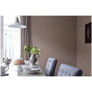 Soggiorno in Noble Brown: Pittura murale Alpina Finest Colours per pareti marroni eleganti.